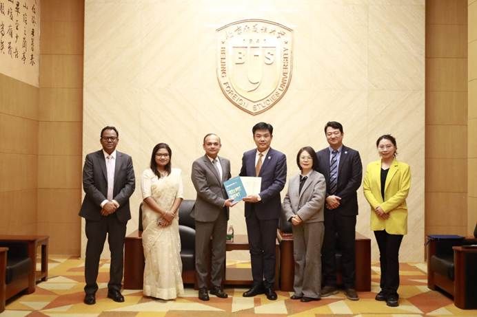 一群穿着西装的人站在一起 AI 生成的内容可能不正确。